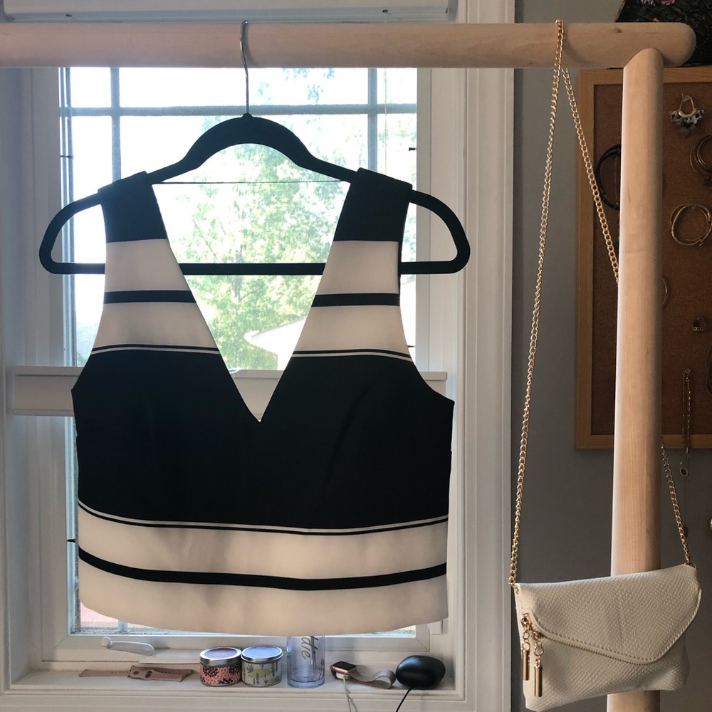 ✨sale!✨ Kendall & Kylie Black and White Top
